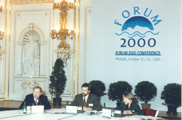 Moderátor Forum 2000, na Pražském hradě, s Václavem Havlem a Antje Vollmer